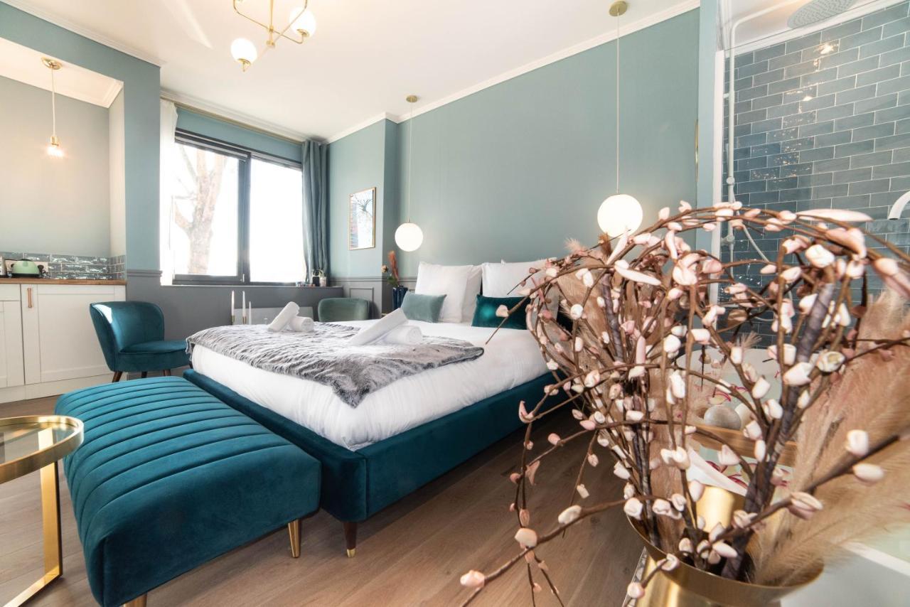 The Parisian Blue Eiffel Tower Apartment Exterior photo
